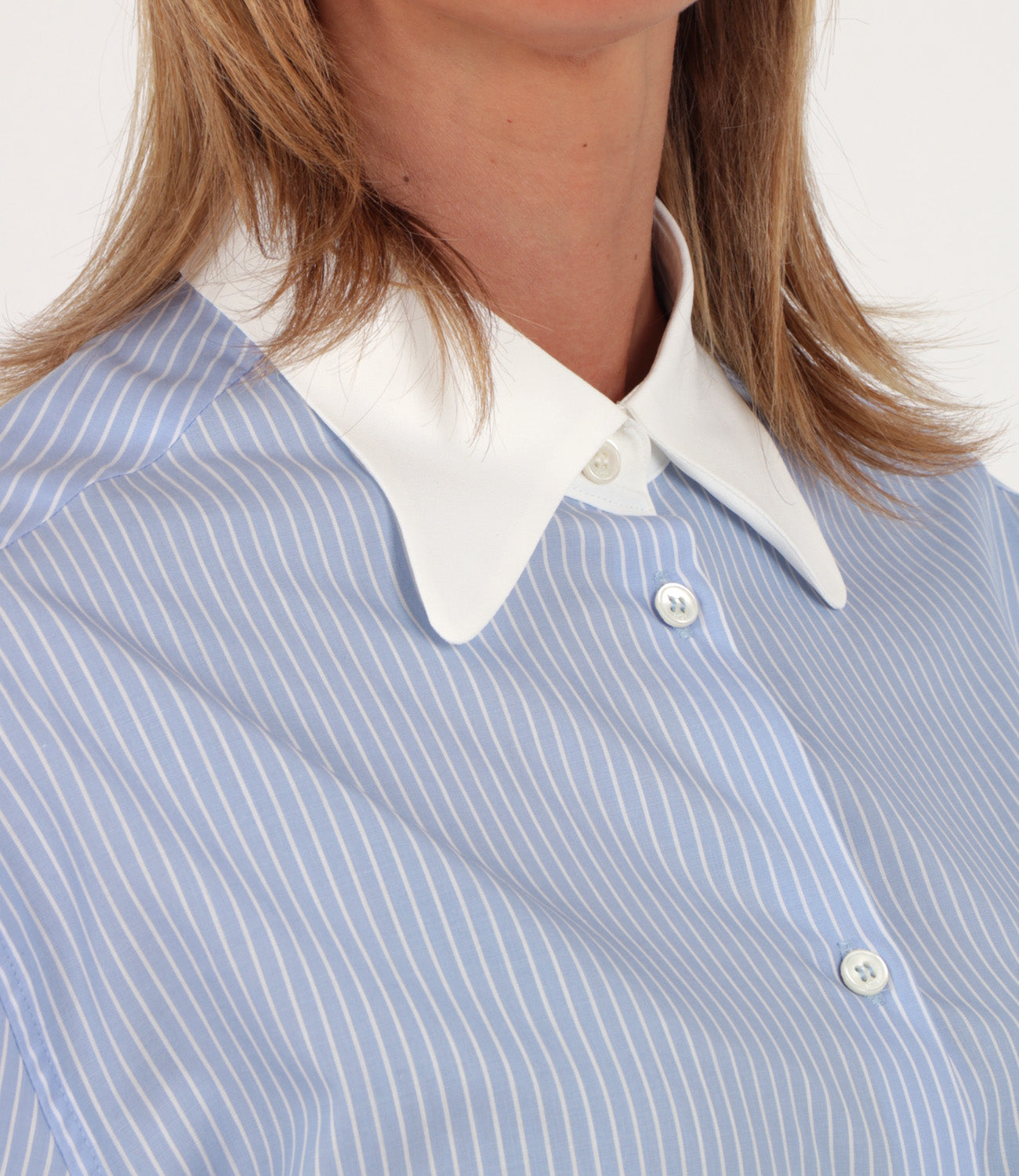 Shirt with pointed collar
